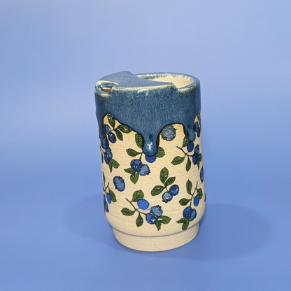 3 quarter front view of the sippy cup.